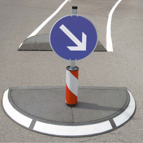 Verkehrsinsel Komplett-Set, mit Warnsäule und Verkehrszeichen, Breite 1600 oder 2000 mm