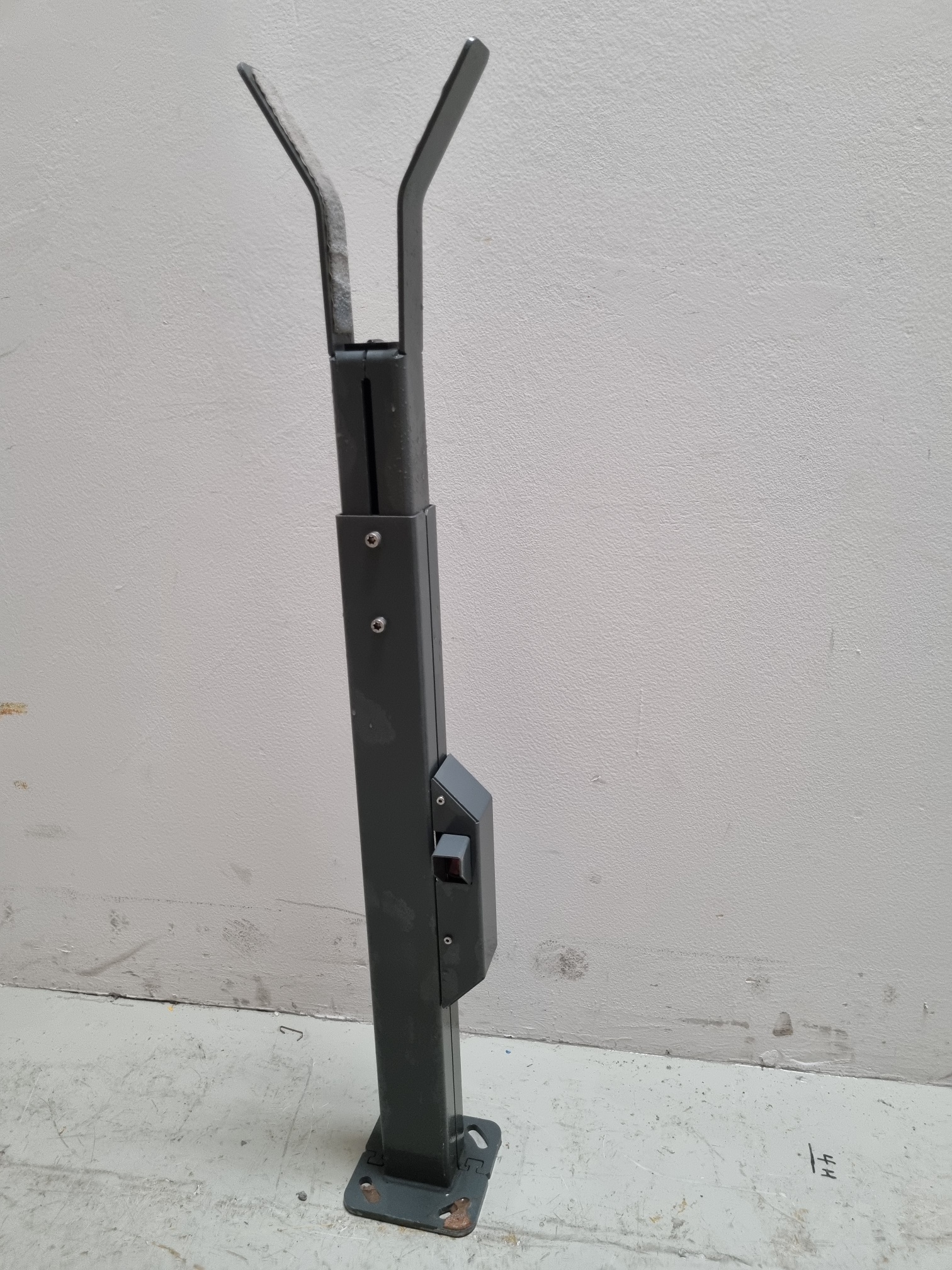Magnetic Auflagepfosten gebraucht mit Lichtschrankengehäuse