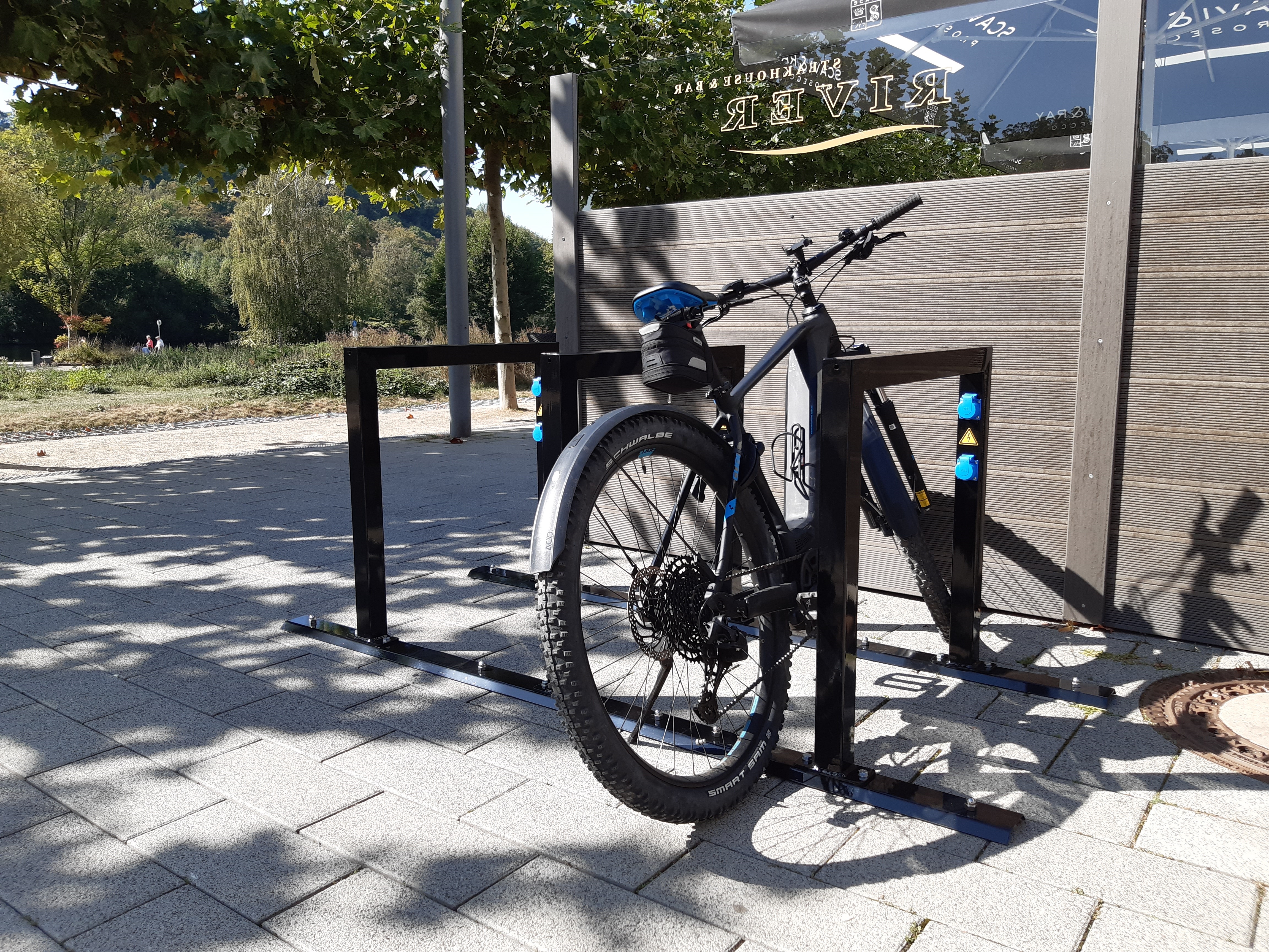 E-Bike Anlehnbügel mit Ladebox-E-Bike - Reihenanlage 3 Stück